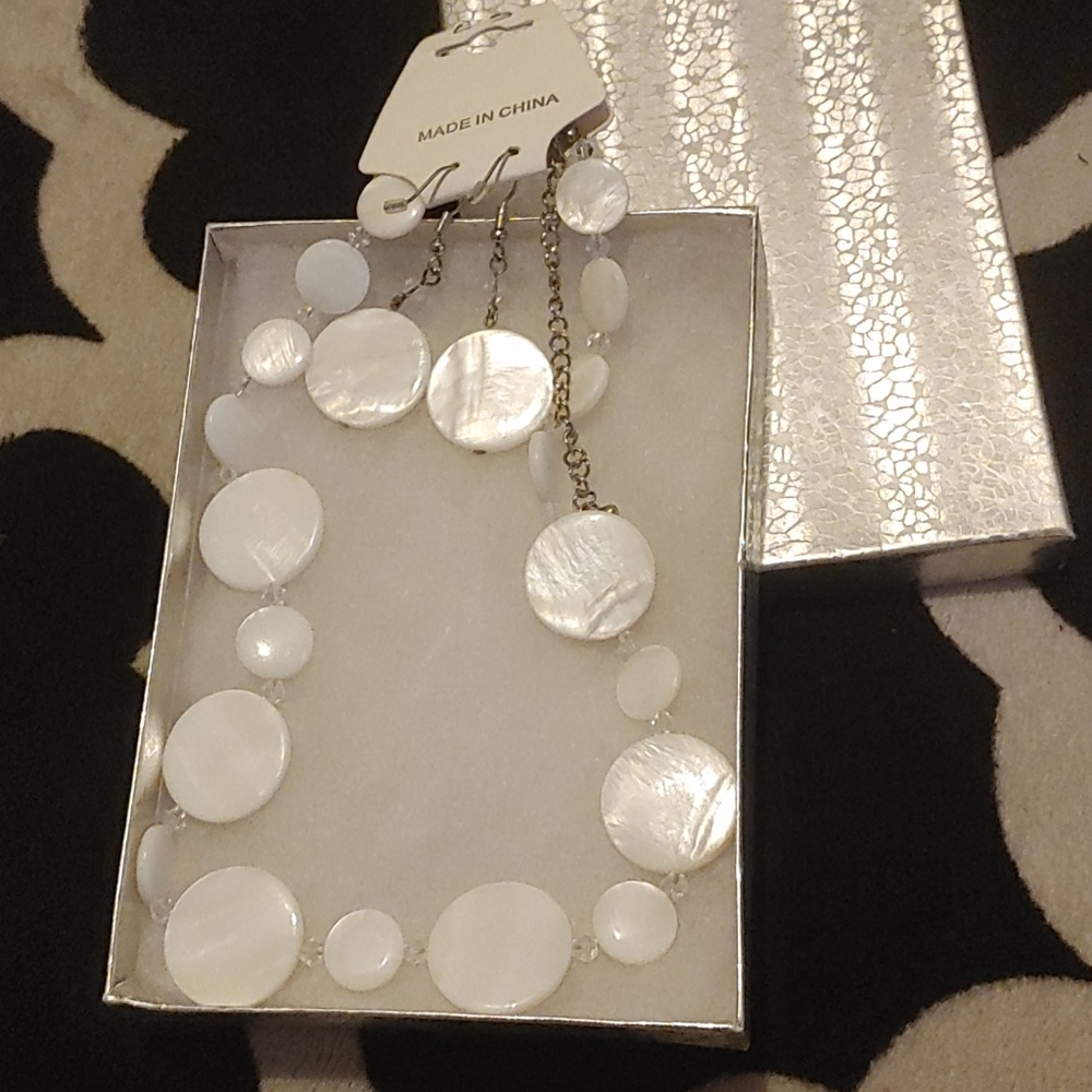 Set the neckles and earrings.